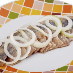Сельдь соленая с луком