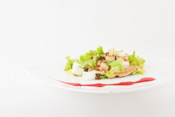 Теплый салат с курицей и медовой грушей