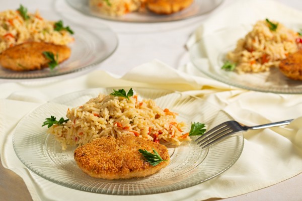Котлеты из лосося с рисом и овощами