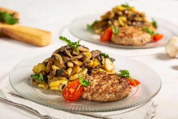 Бифштексы с сыром и картофелем, жаренным с грибами